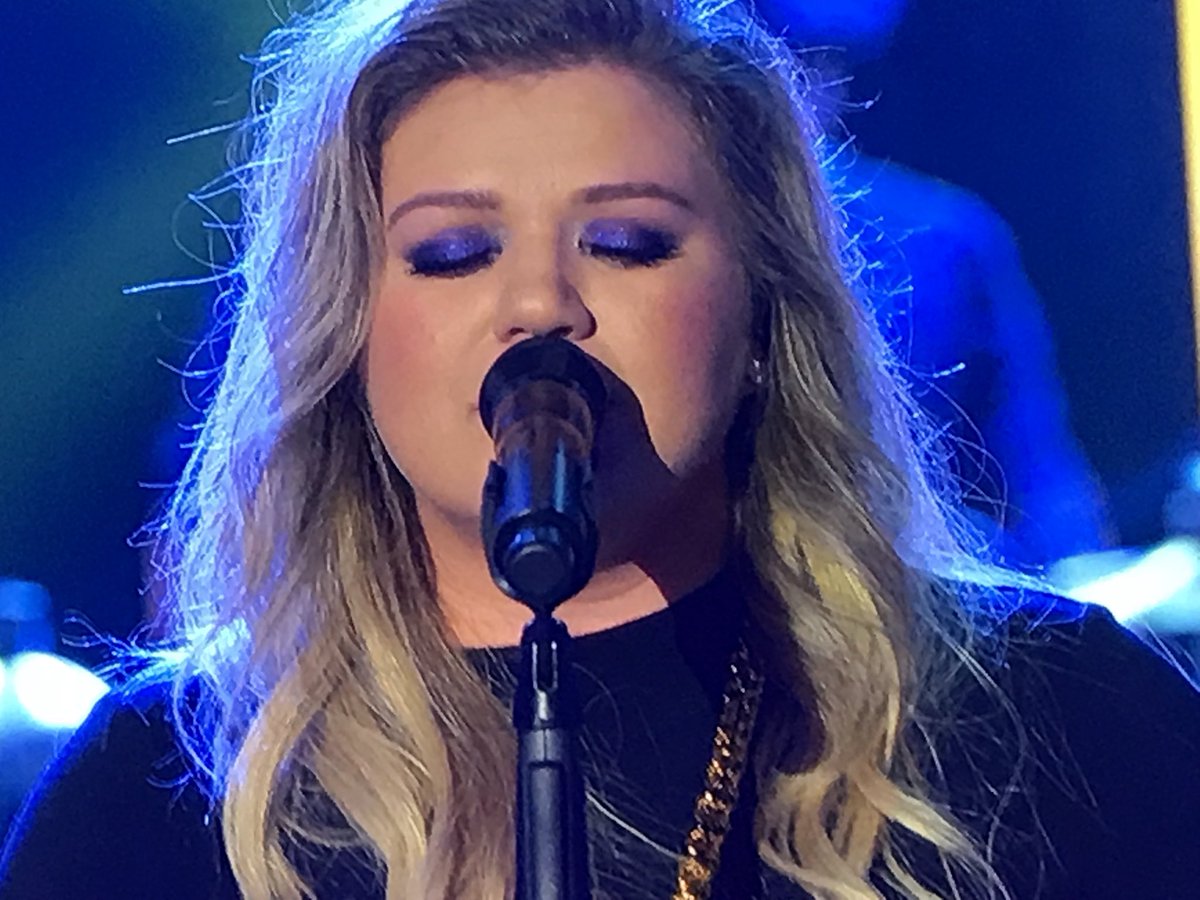 Thx @kelly_clarkson 4 launching your album <a href="/iHeartTheaterLA/">iHeartTheater LA</a> supporting @bobhopeuso +<a href="/FallenPatriots/">Children of Fallen Patriots Foundation</a> #KellyClarkson wearela.org