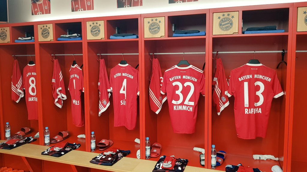 FCBayern's tweet photo. Noch 45 Minuten bis #FCBRBL. #packmas https://t.co/79kROk4HD0