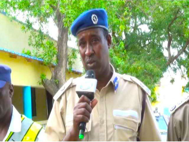 Taliyihii saldhiga Booliiska degmada Deyniile Maxamed Yuusuf Nuur (Fanax Xagaleey).