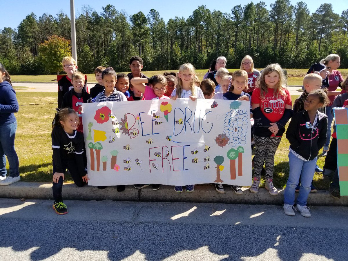 jenwarlick's tweet photo. Great kiddos with bright futures! 😎 Red Ribbon Week fun in 3rd grade ❤️ https://t.co/Y8f6UjNral