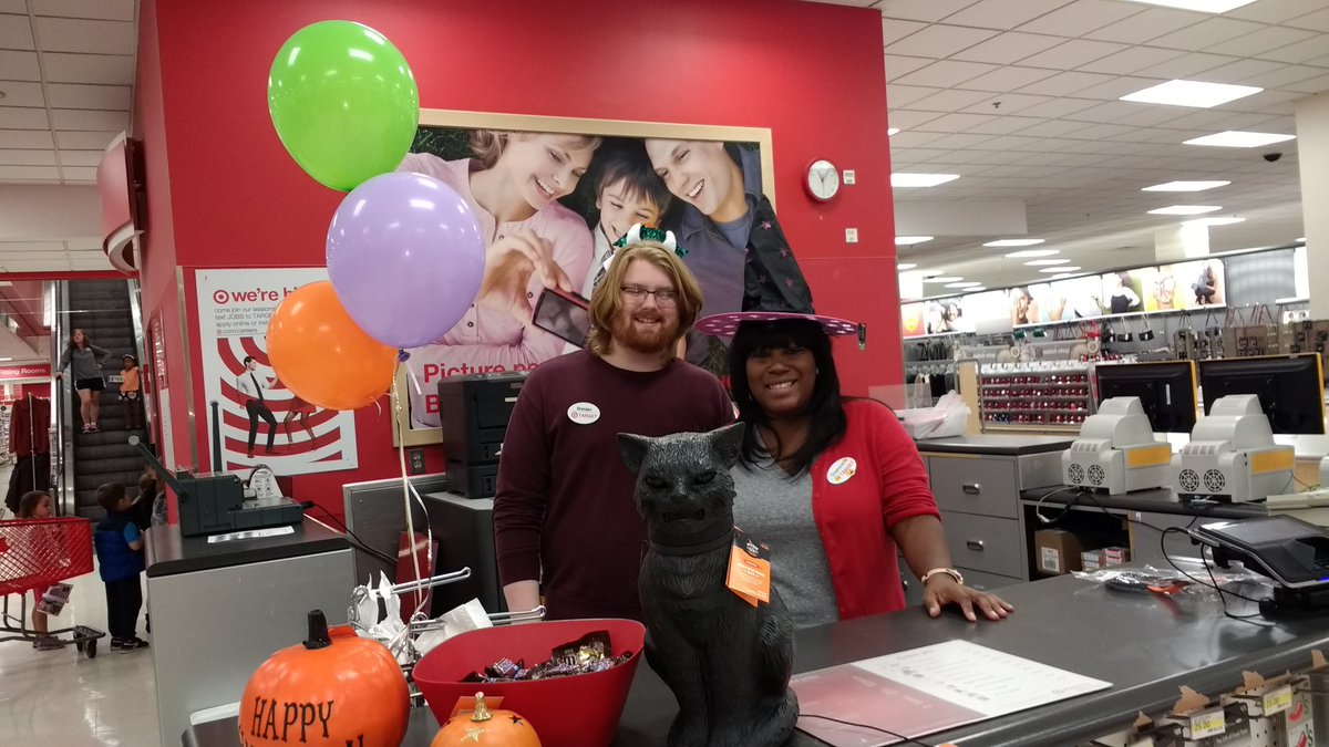 CSword5's tweet photo. #targetabington Is having some Tricker Treating fun!!@BreyannaPorter @KhadijahHR1256 @markmanTGT @Klanger28 @RichardAloi https://t.co/4yG1r5Txdf