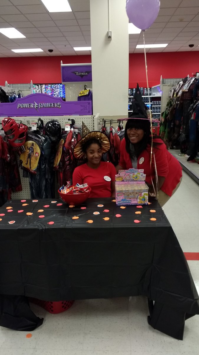 CSword5's tweet photo. #targetabington Is having some Tricker Treating fun!!@BreyannaPorter @KhadijahHR1256 @markmanTGT @Klanger28 @RichardAloi https://t.co/4yG1r5Txdf