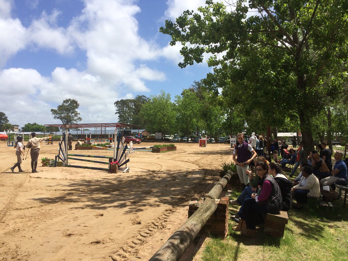 MaFerSouza_'s tweet photo. Competencia de salto en el #CENAFRE 🐴 siguiendo al futuro campeón olímpico (!) Fede Souza #equitacion https://t.co/FCnlSv3imD