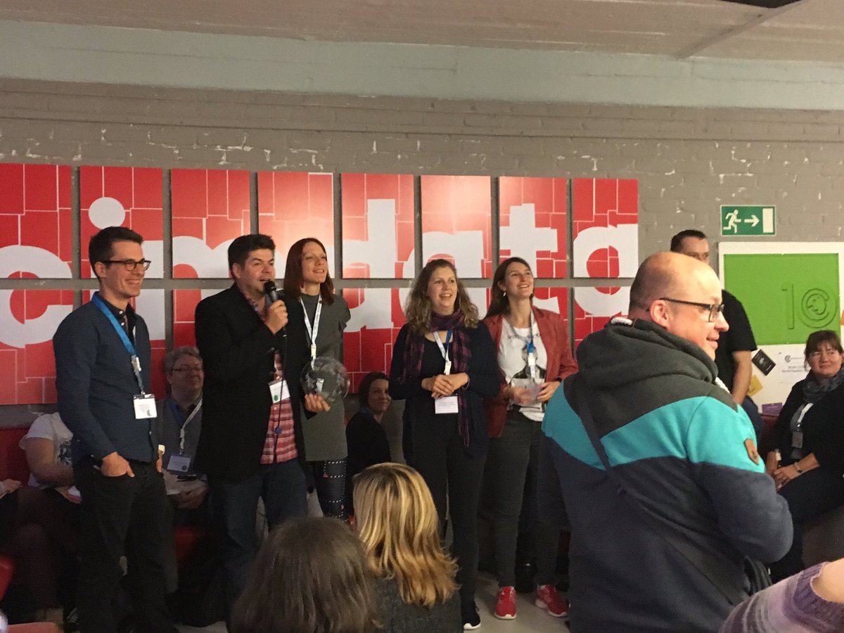 djane0815's tweet photo. Das @communitycamp erhält heute auf dem #ccb17 von @leanderwattig den @orbanismaward für die beste Fachveranstaltung! VERDIENT!! <3 https://t.co/HSkG0oFCzo