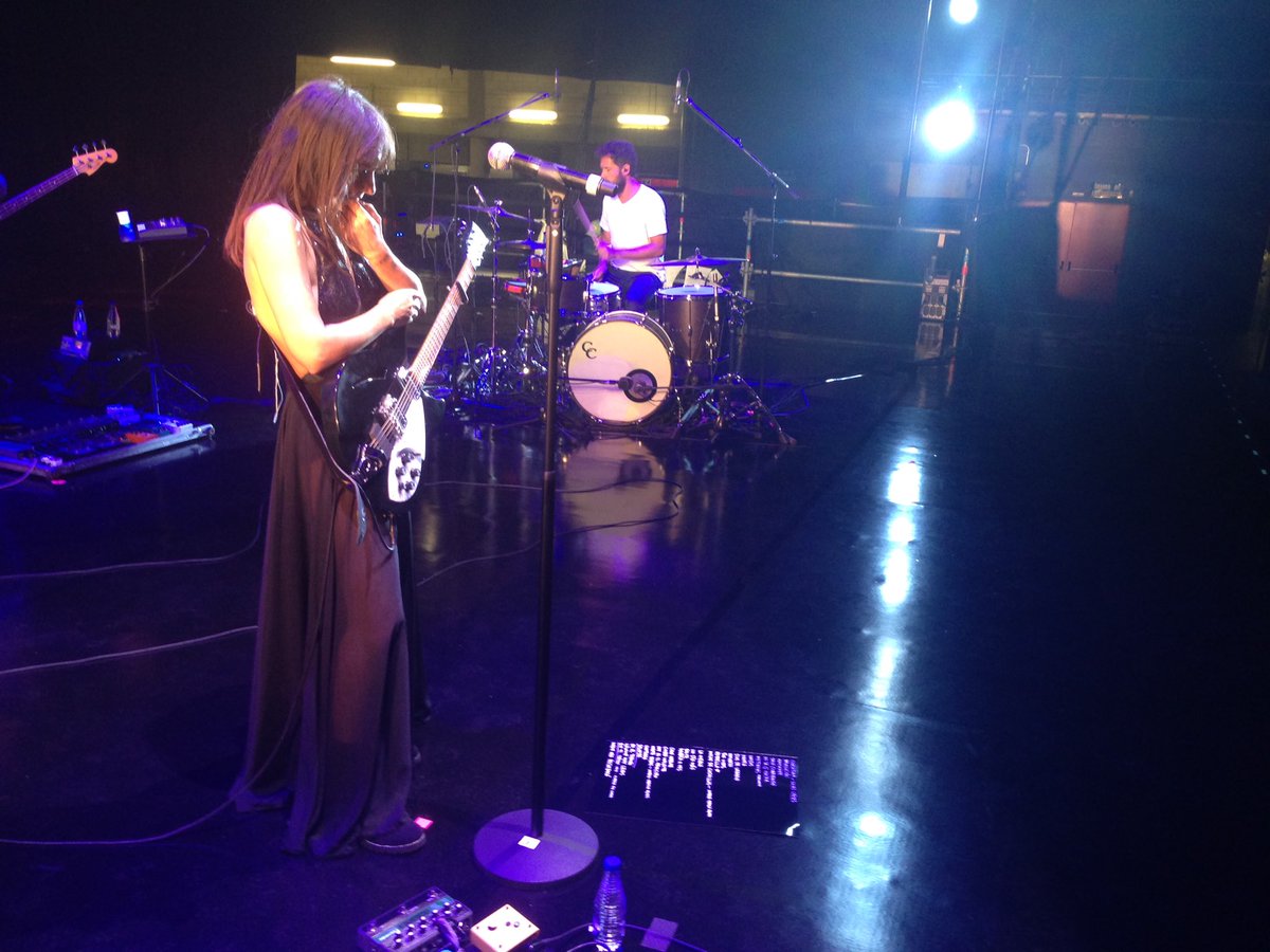 amaraloficial's tweet photo. Comienza la prueba de sonido #AmaralFinNocturnal https://t.co/vgCcXuUMZE