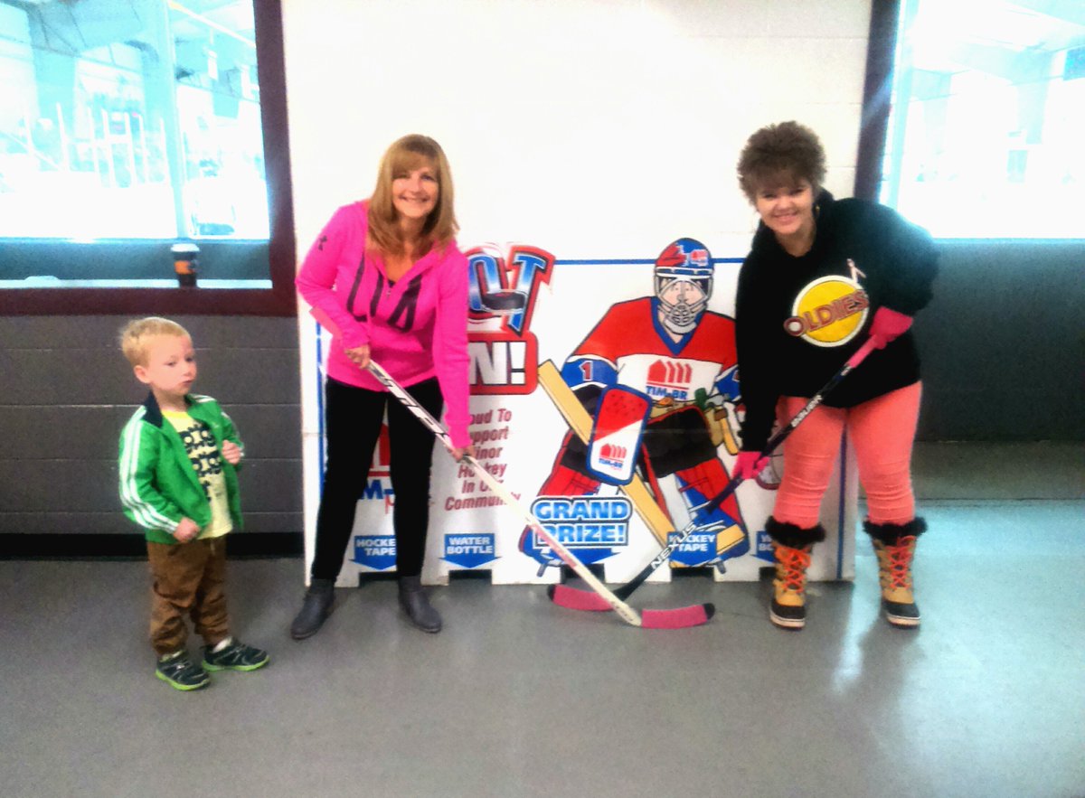 Oldies1009's tweet photo. Live at the first @MunBrightON #PinkInTheRink - All dressed in pink for #BreastCancerAwareness! #CCSBraTag #MammogramsSaveLives https://t.co/qCn4WKGpwE
