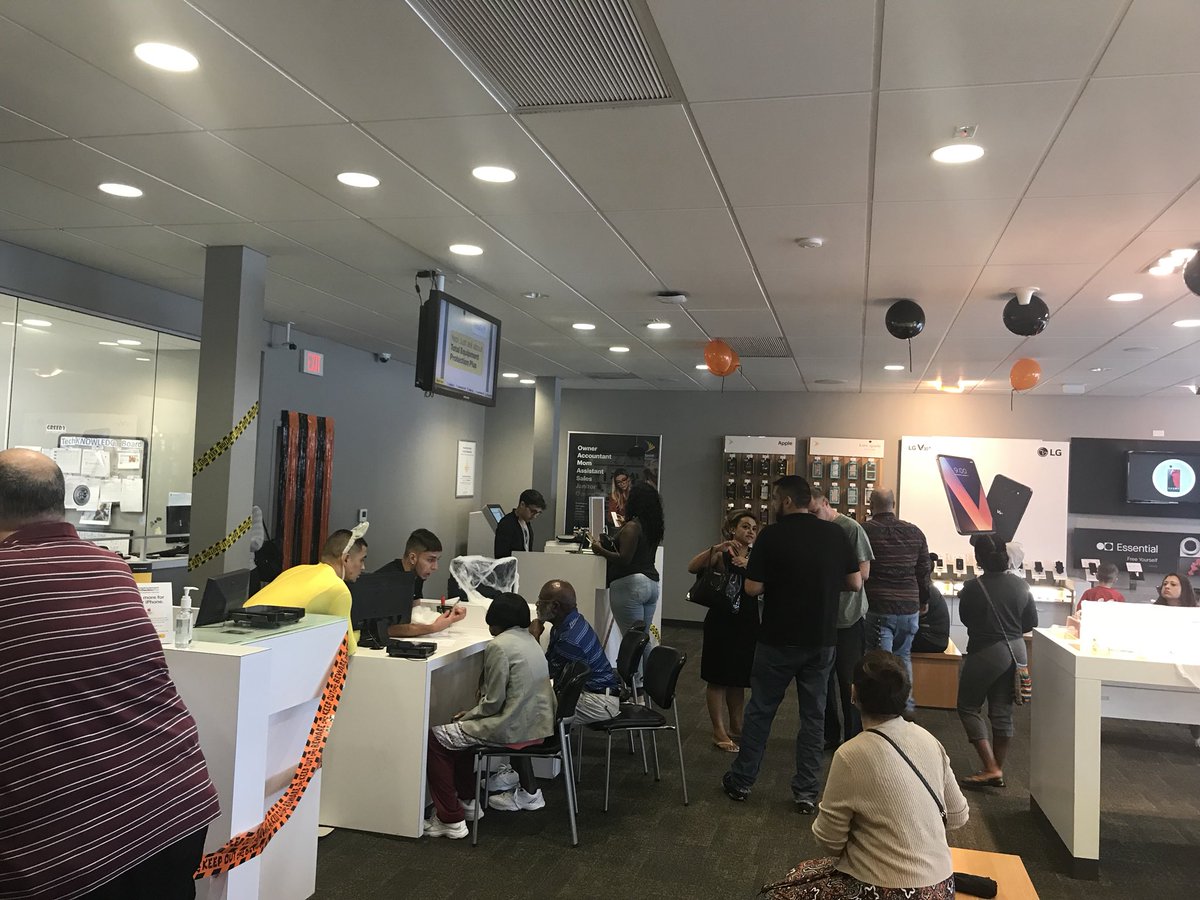 Jess_Gonzalez23's tweet photo. Come by our Spooky Event at the Sprint Store in Pines 🌲 #iPhoneX #samsungnote8 #easy93.1 @JROSELL01 https://t.co/HgpWoA6P6s