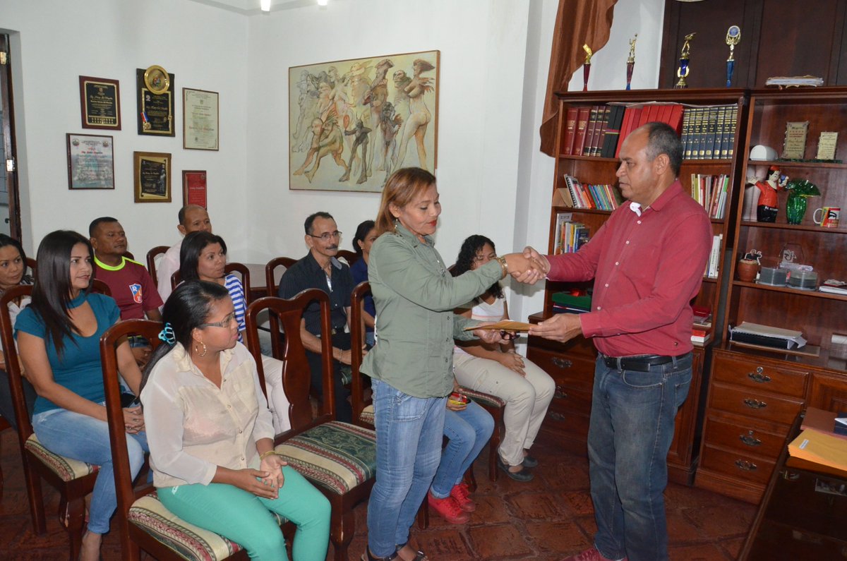 CLEY2017's tweet photo. #Noticias  /Consejo Legislativo otorga titularidad de cargo a trabajadores.@henryslor @NicolasMaduro #Yaracuy https://t.co/8a00t2ok6z