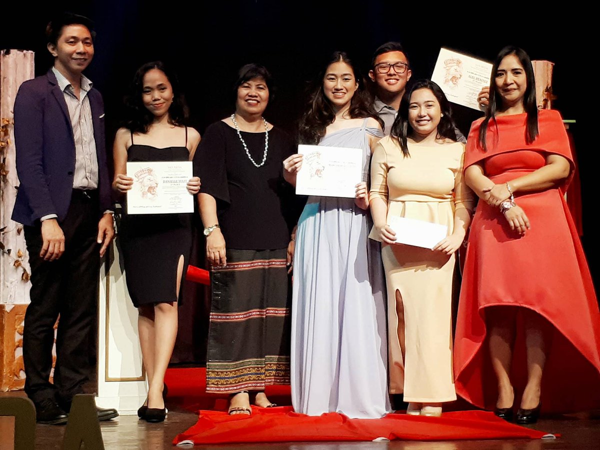 SB_EnglishClub's tweet photo. LiberaliaAwards 2017(Part 14)
Oct27 at Abbot Lopez Hall
SBEC officers in behalf of Participants from Words&TheBees
ยฉProf Rowena Rivero #SBEC https://t.co/ZVcSwzqNXi