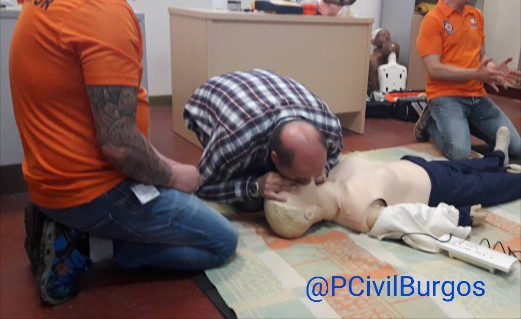 PCivilBurgos's tweet photo. Hoy toca formarse. Voluntarios de #ProteccionCivil y profesionales de emergencias asisten al Curso Salvacorazones y #DESA de #SEMES_ https://t.co/vGcxptEvMV