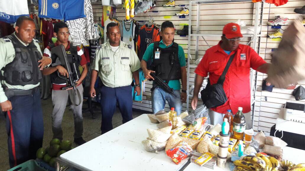 rafaellacava10's tweet photo. El carro d Dracula llego a Puerto Cabello. Este es apretado en una tienda d zapatos y ropa bachaqueando comida regulada y robando al pueblo https://t.co/HlFh1x2KGs