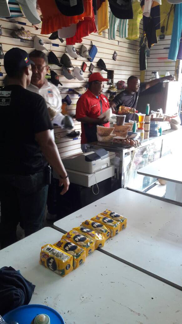 rafaellacava10's tweet photo. El carro d Dracula llego a Puerto Cabello. Este es apretado en una tienda d zapatos y ropa bachaqueando comida regulada y robando al pueblo https://t.co/HlFh1x2KGs