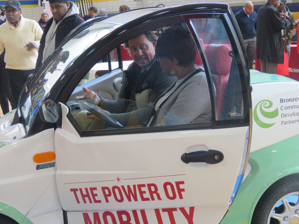 ComEd's tweet photo. Ald. Pat Dowell is learning more about how we are providing the #PowerofMobility with our @InnovaDash electric vehicle 🚗! https://t.co/QqhVwnFQ1n