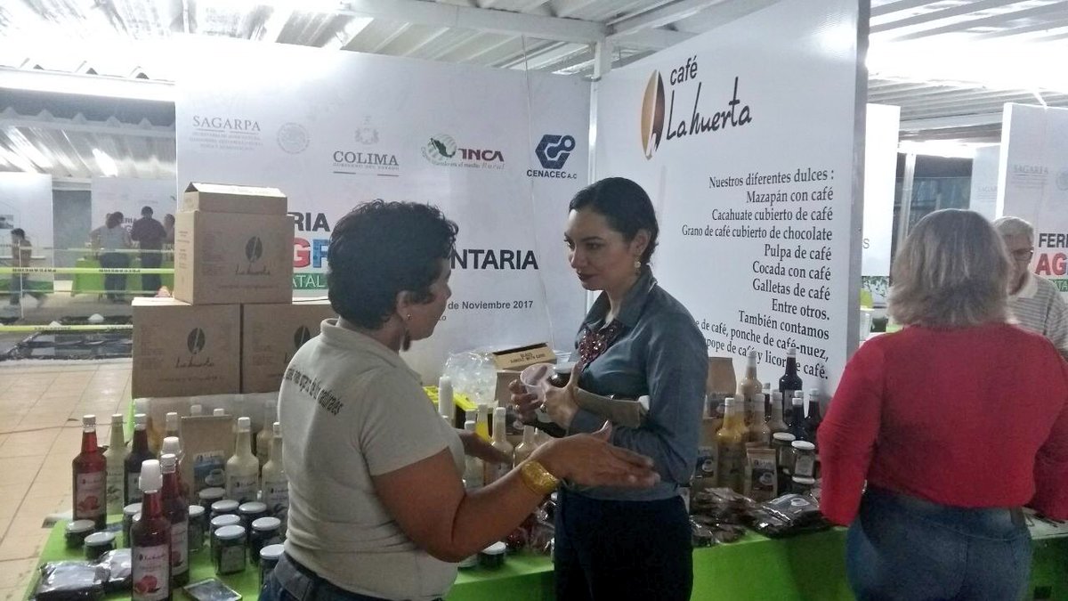 Mely_Romero's tweet photo. Recorriendo la Feria de Todos los Santos y dialogando con grandes emprendedores que han puesto en alto el sector agroalimentario en #Colima! https://t.co/EnxLL6HNT1