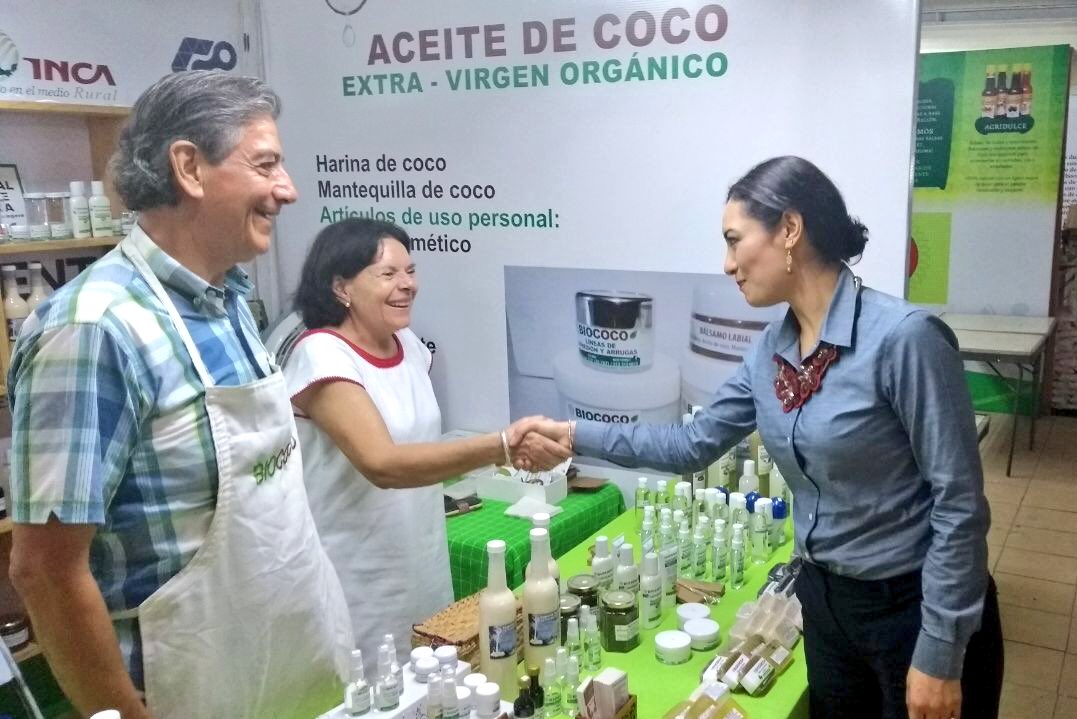 Mely_Romero's tweet photo. Recorriendo la Feria de Todos los Santos y dialogando con grandes emprendedores que han puesto en alto el sector agroalimentario en #Colima! https://t.co/EnxLL6HNT1