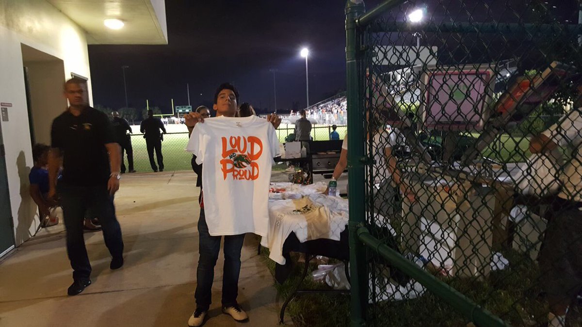 McArthurLIA's tweet photo. Live shirt printing yesterday at MustangFest!💚🐎 @latinosinacti0n @McArthur_HS #famiLIA #mcaLIA #MustangFest #football https://t.co/tMqkP3Fnot