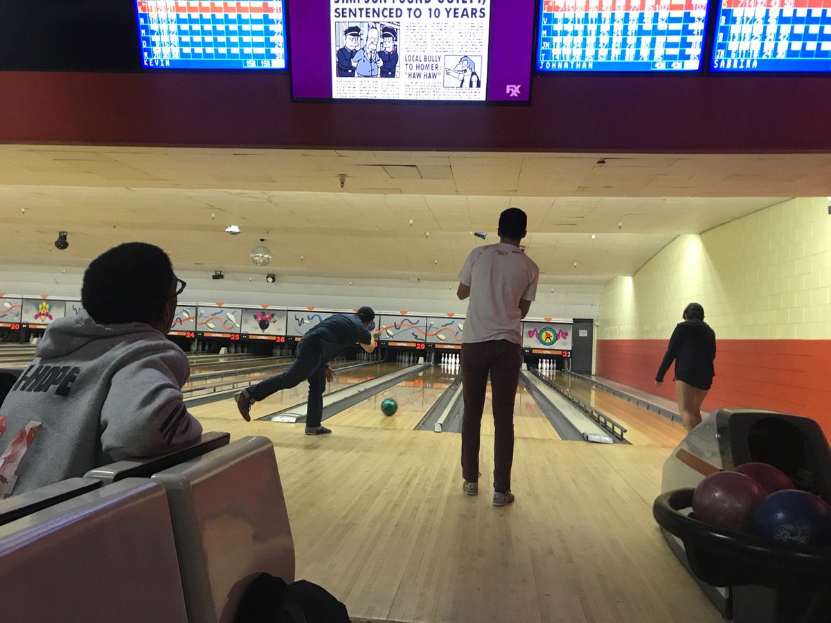 CalStateLA_ASCE's tweet photo. Throwback to our bowling night social last weekend! #CalStateLAECST #ASCE https://t.co/fsxBoo5RI2