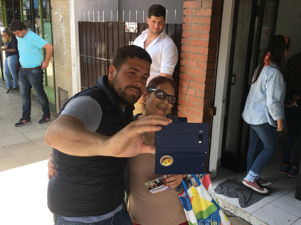 DelfinoLucasOk's tweet photo. Visitamos a nuestros vecinos de William Morris, agradeciendo la confianza que nos dieron. #Hurlingham lo cambiamos #JUNTOS https://t.co/Sm4MnH0Mi6