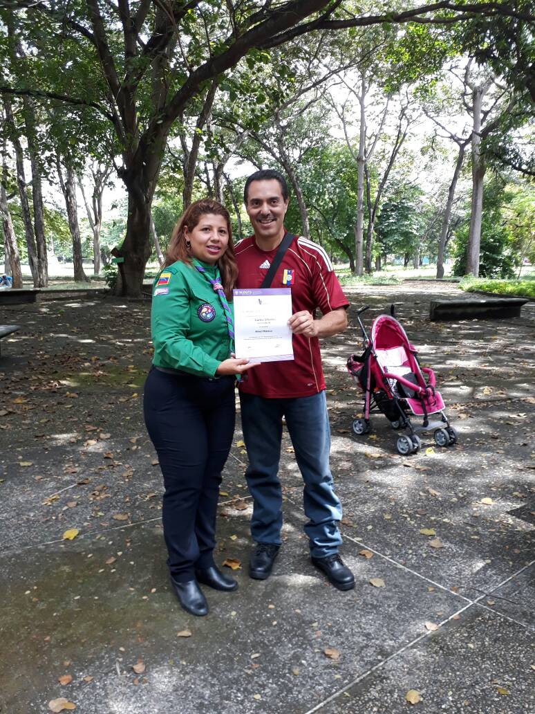 Comisario General Carlos   Sifontes Pino,  recibe certificado de culminación del curso básico para dirigencia en Scouts de Venezuela.