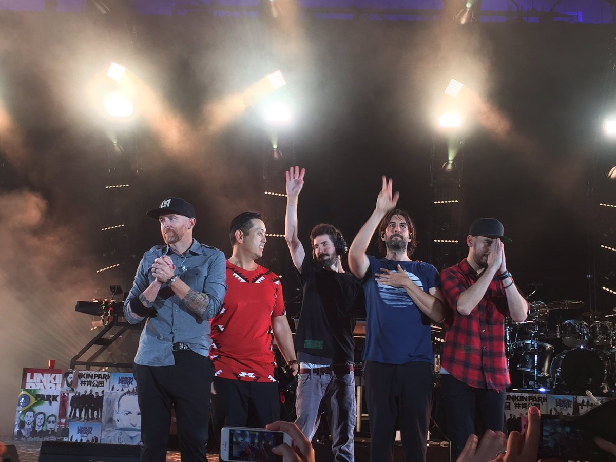 LPLive's tweet photo. Last night was incredible. Thank you @linkinpark. #RIPCHESTER https://t.co/aqPHUafk0a