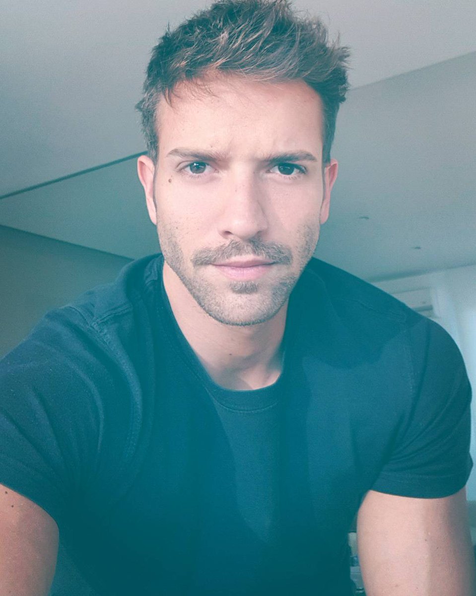 pabloalboran's tweet photo. Welcome #JetLag 
Bienvenido #JetLag 
Feliz Sábado Familia. Hoy temprano a la cama. Mañana toca rodaje. Gracias por creer en mi MÚSICA.Besos! https://t.co/QEPLXO7Kg0
