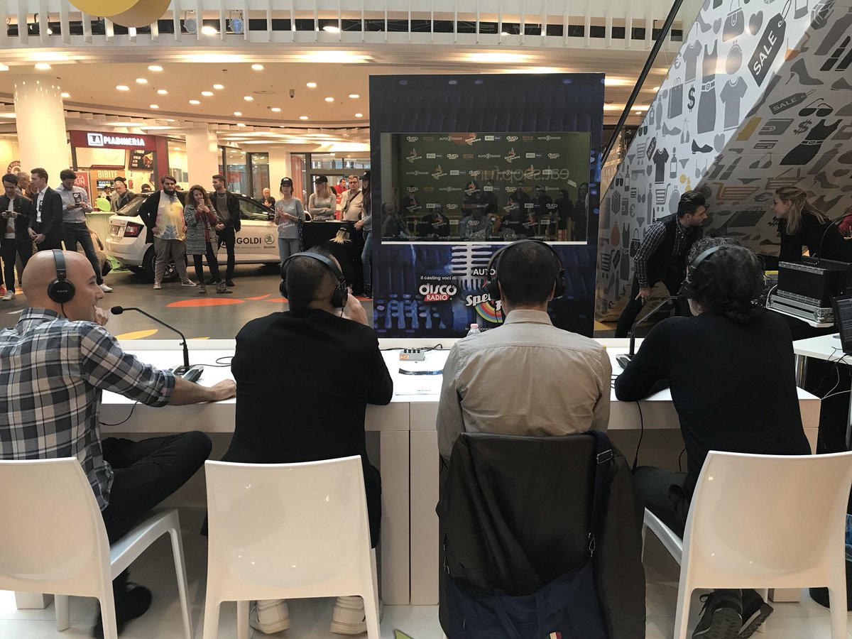 discoradioIT's tweet photo. Momenti di #Autorigoldi #SpeakerFactory al Bicocca Village. On air c’è Fabrizio Sironi! 🎶 #bccmilano #tidiamovoce @AutoRigoldi @BCC_Milano https://t.co/zF2xaNEaVV