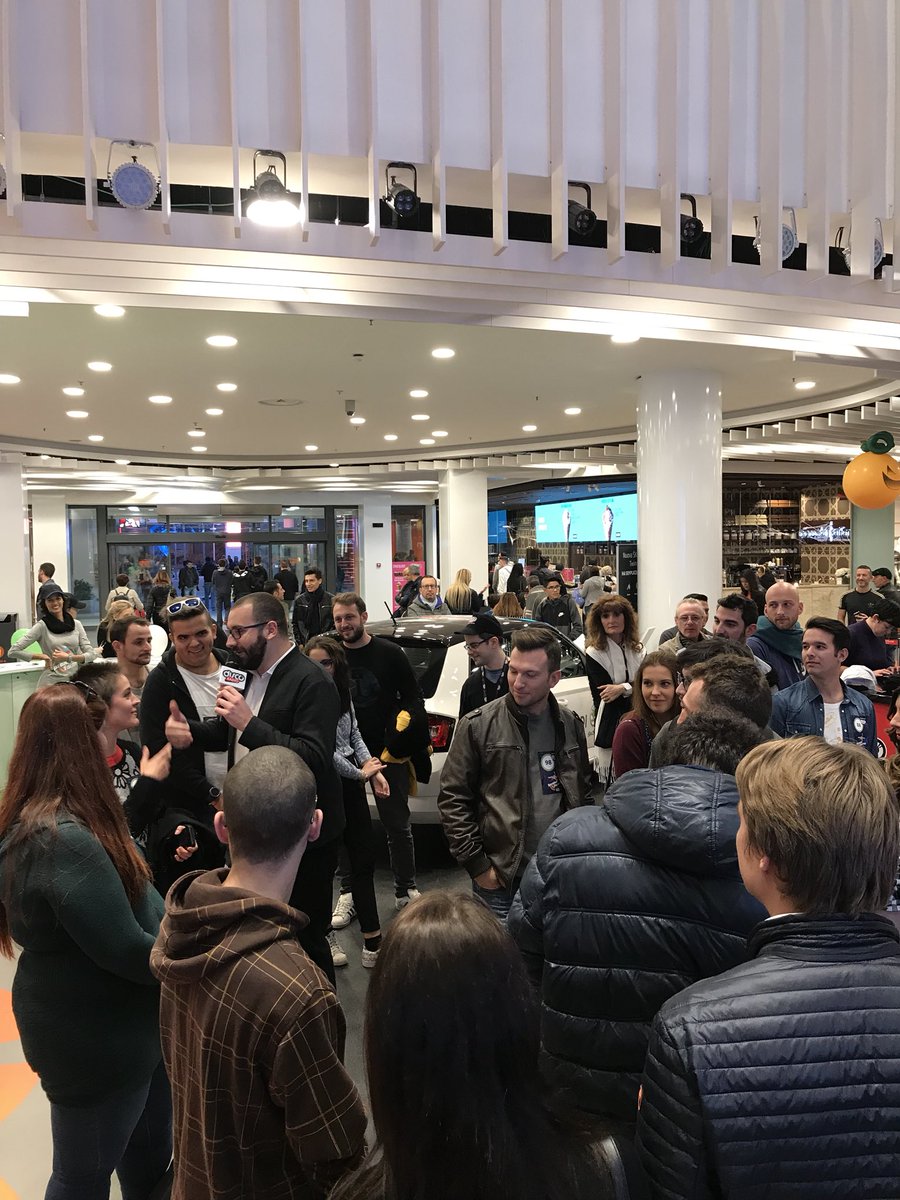 discoradioIT's tweet photo. Momenti di #Autorigoldi #SpeakerFactory al Bicocca Village. On air c’è Fabrizio Sironi! 🎶 #bccmilano #tidiamovoce @AutoRigoldi @BCC_Milano https://t.co/zF2xaNEaVV