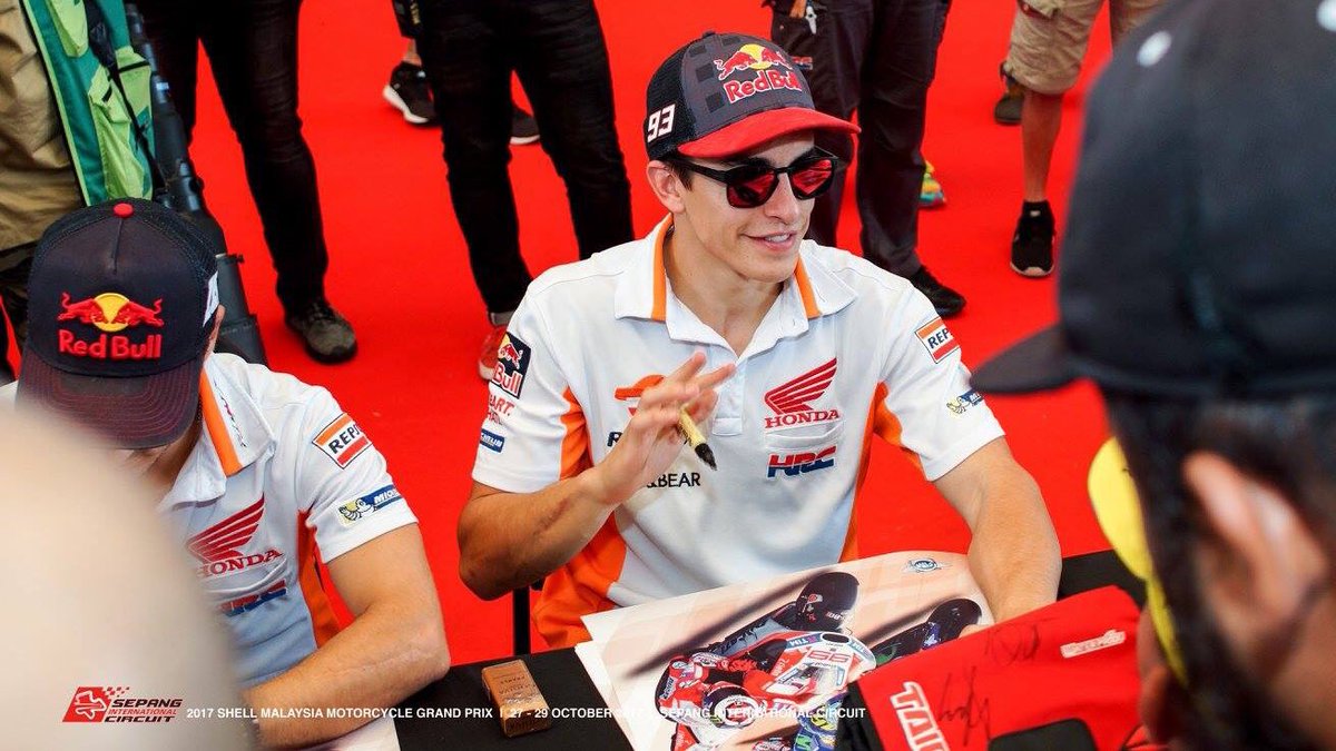 catarina93_73's tweet photo. @marcmarquez93 with fans #SpreadingTheRed #MM93
#TheRedVolution #MalaysianGP
📸 @sepangcircuit https://t.co/ONeQzuWwL6