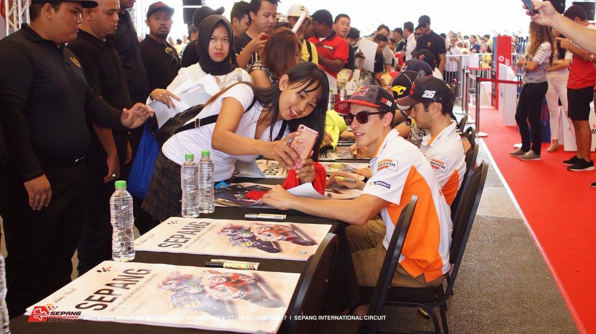 catarina93_73's tweet photo. @marcmarquez93 with fans #SpreadingTheRed #MM93
#TheRedVolution #MalaysianGP
📸 @sepangcircuit https://t.co/ONeQzuWwL6