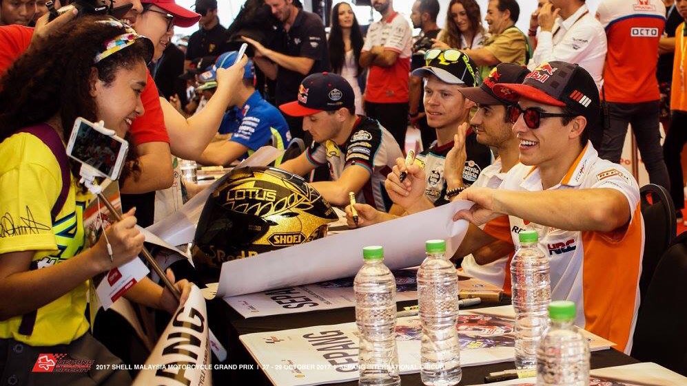 catarina93_73's tweet photo. @marcmarquez93 with fans #SpreadingTheRed #MM93
#TheRedVolution #MalaysianGP
📸 @sepangcircuit https://t.co/ONeQzuWwL6