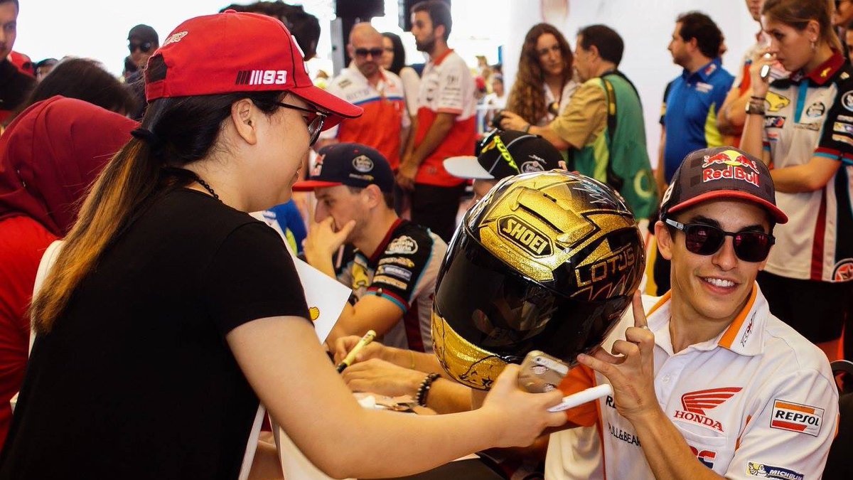 catarina93_73's tweet photo. @marcmarquez93 with fans #SpreadingTheRed #MM93
#TheRedVolution #MalaysianGP
📸 @sepangcircuit https://t.co/ONeQzuWwL6