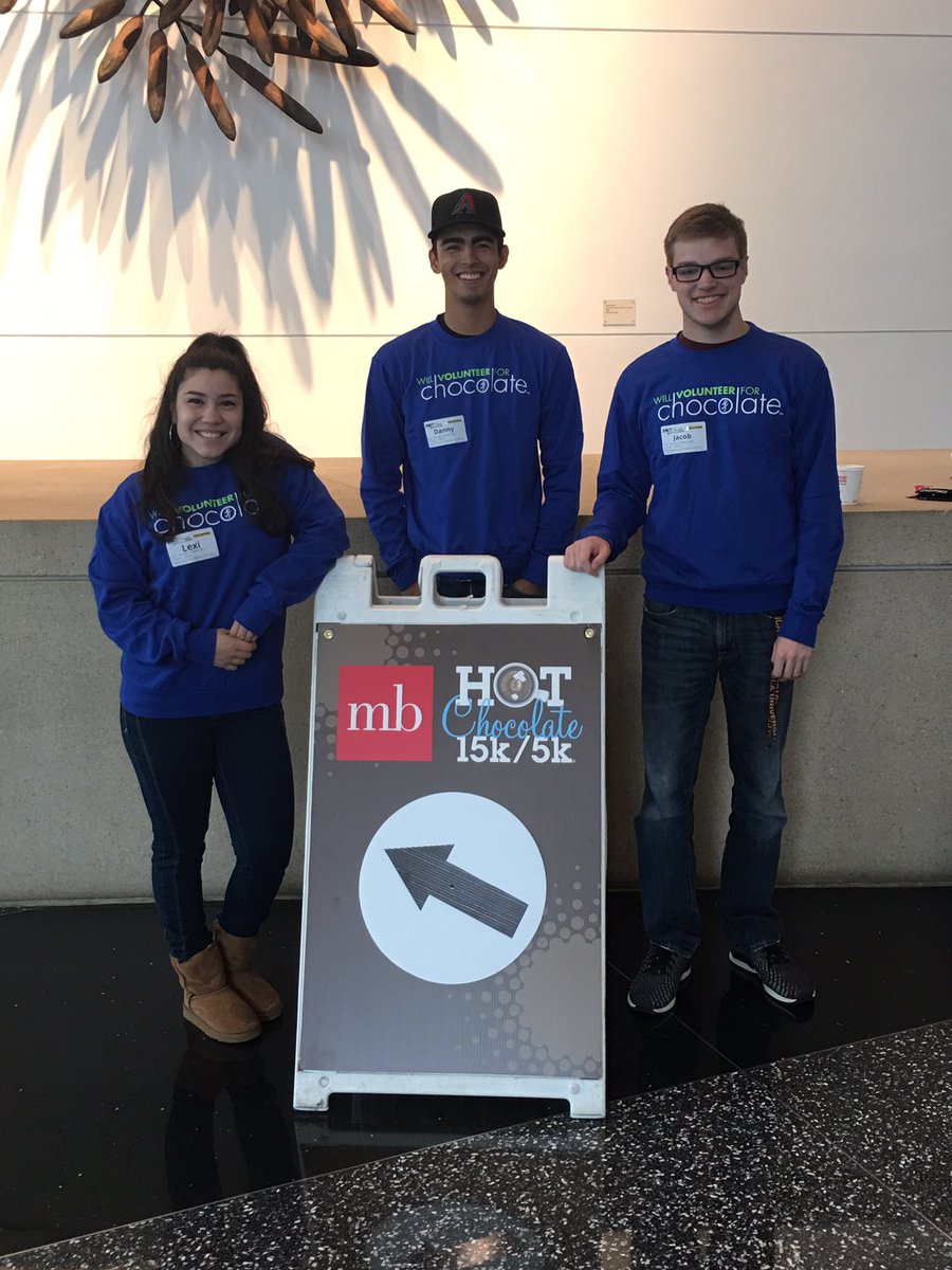 LUC_Baseball's tweet photo. 🏃🏼⚾️Club Baseball takes on volunteering for Chicago Hot Chocolate run! S/o to our Pres., VP, and Treasurer! ☕️🍫 https://t.co/uZsFx97zse