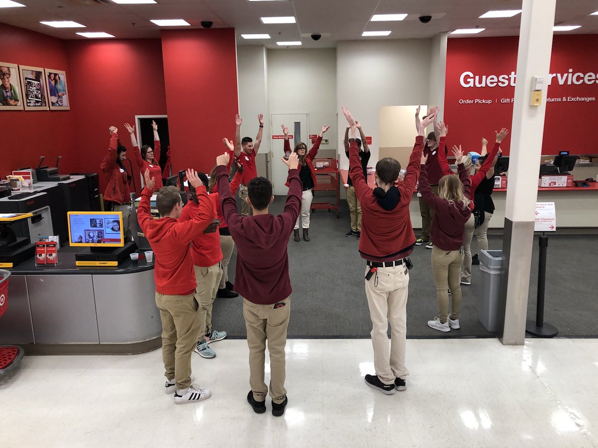 Start the morning off right w/ some stretching at huddle! We’re ready to rock this Halloween wknd at 1831 🎃 <a href="/brandon_morine/">Brandon Morine</a> <a href="/JansonKinsley/">Janson Kinsley</a>