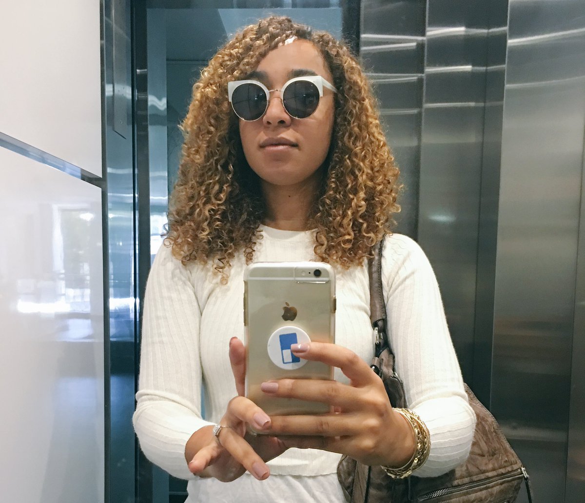 .<a href="/formbeauty/">FORM</a> minis are in. Styled my hair in half the time, and it feels super lightweight. 💪🏽💃🏽👏🏽 Thanks <a href="/walkercobrands/">Walker & Company</a>!