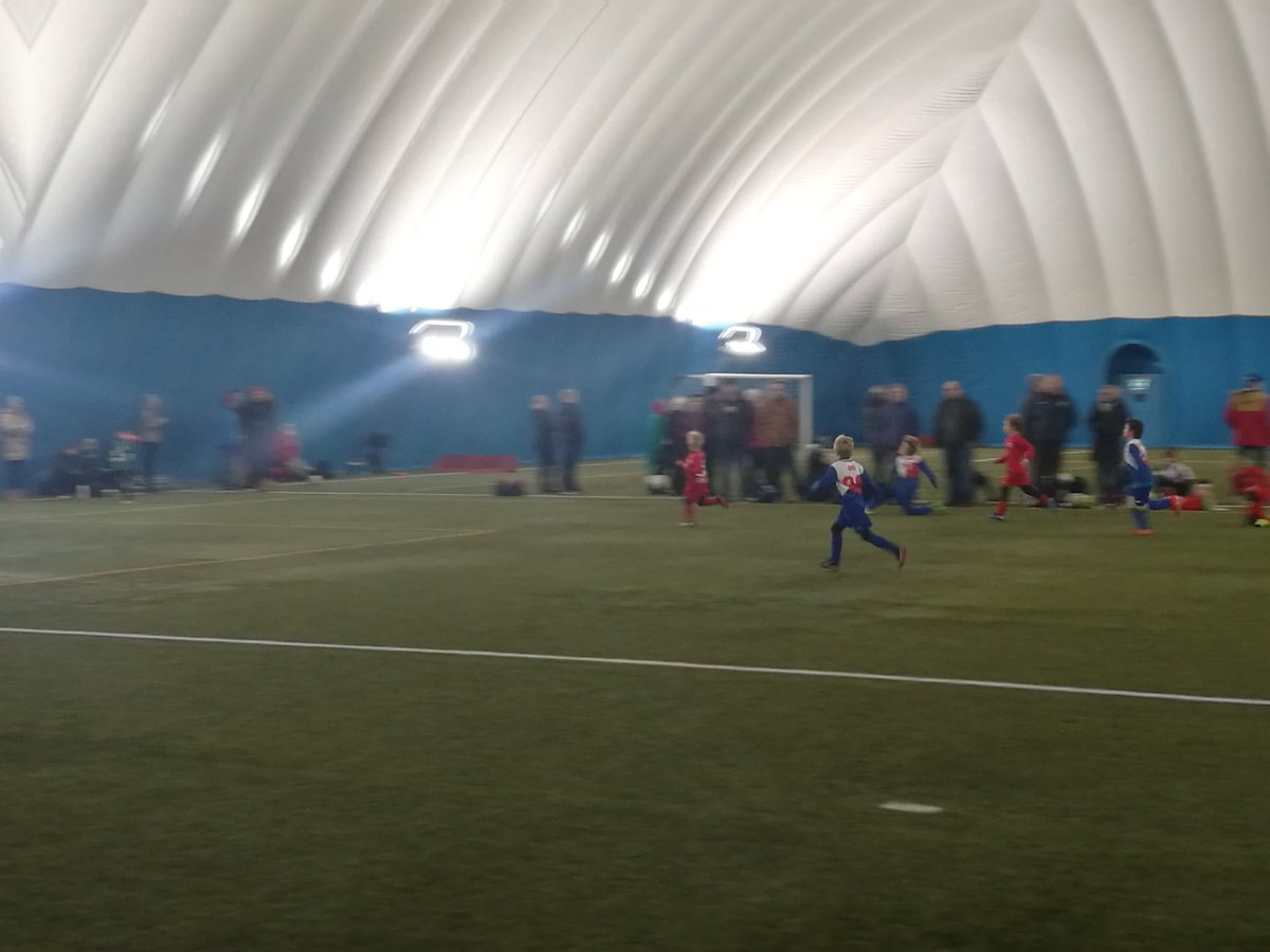 Hurja keli, mutta kuivassa hallissa on hyvä pelata vauhdikkaita matseja. Herneliiga pyöräytettiin tänään käyntiin 2010 syntyneiden voimin.