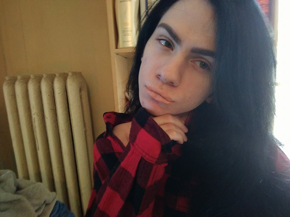 im waiting for my boyfriend to wake up so I can go to the mall with him , I don't go alone , because people like to touch whats not theirs ,