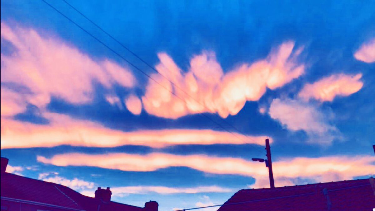 RacheyCurry's tweet photo. @itvtynetees what a beautiful sky tonight over Co Durham https://t.co/WAyhlf4yvE