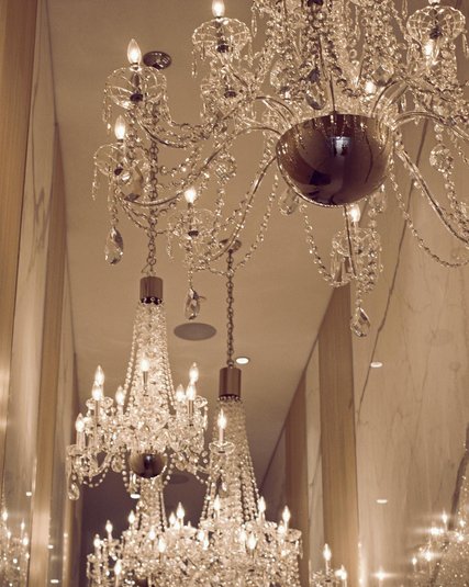 CDDevelopments's tweet photo. 155 Redpath is built to impress. Whether it's the #stargate art instillation, or the chandeliers sparkling, details matter. #155redpath https://t.co/sQLKHcZxUg
