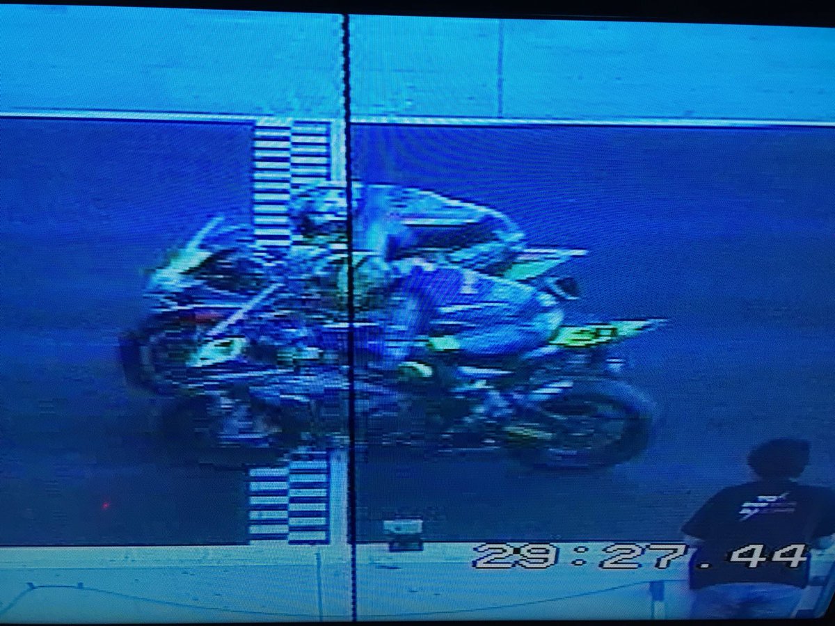 Así de ajustada ha sido la llegada a meta de <a href="/maxischeib/">Maxi Scheib</a> y <a href="/Carmelito3/">Carmelito</a>! Carrerón! #rfmecev  <a href="/circuitodejerez/">Circuito de Jerez-Ángel Nieto</a> <a href="/rfme_oficial/">RFME</a>