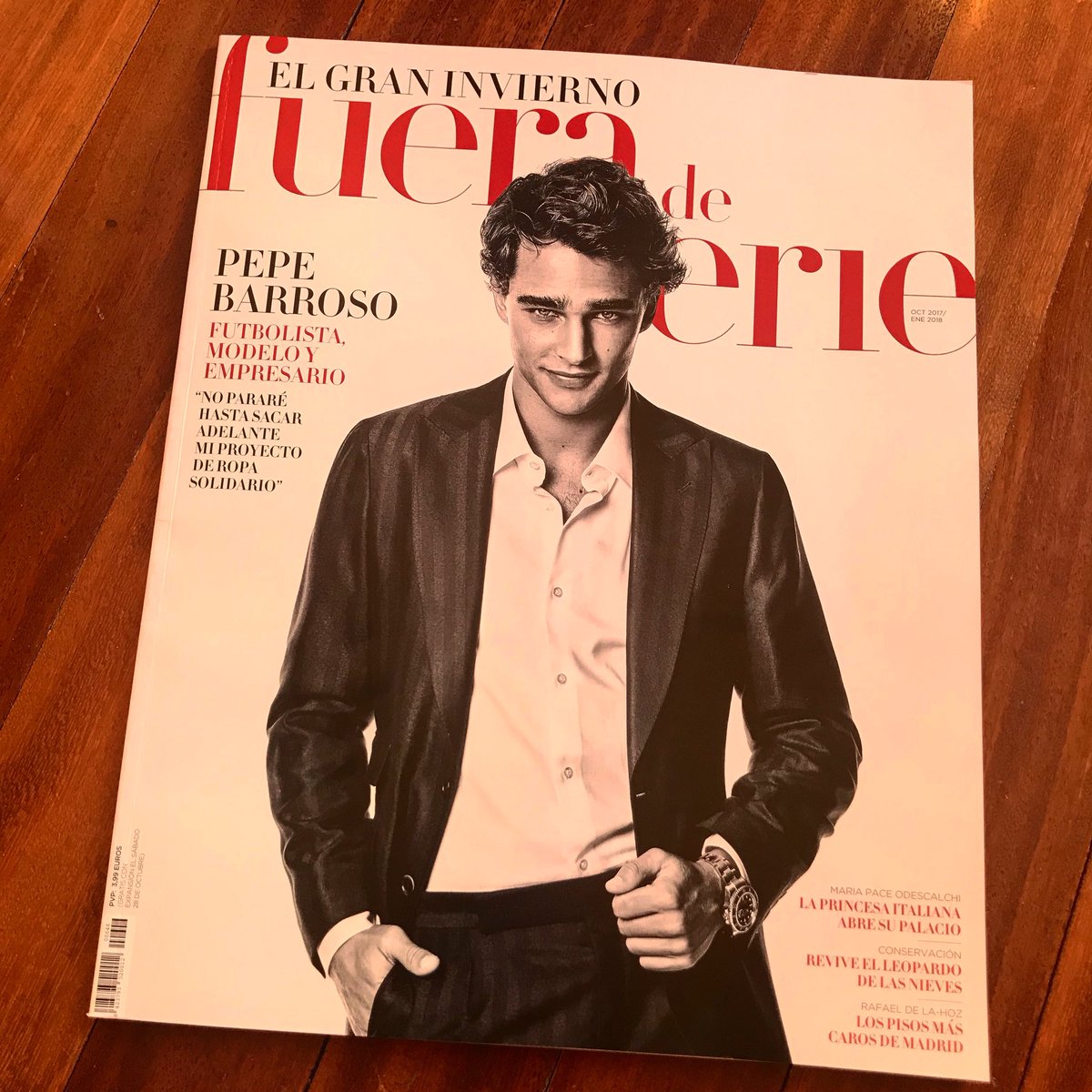 mfguada's tweet photo. Aunque aún haga calor, esperamos #ElGranInvierno así que corred al kiosco y comprad @fueradeserie con #GranInviernoFS hoy con @expansioncom https://t.co/8ggVkO5FDb