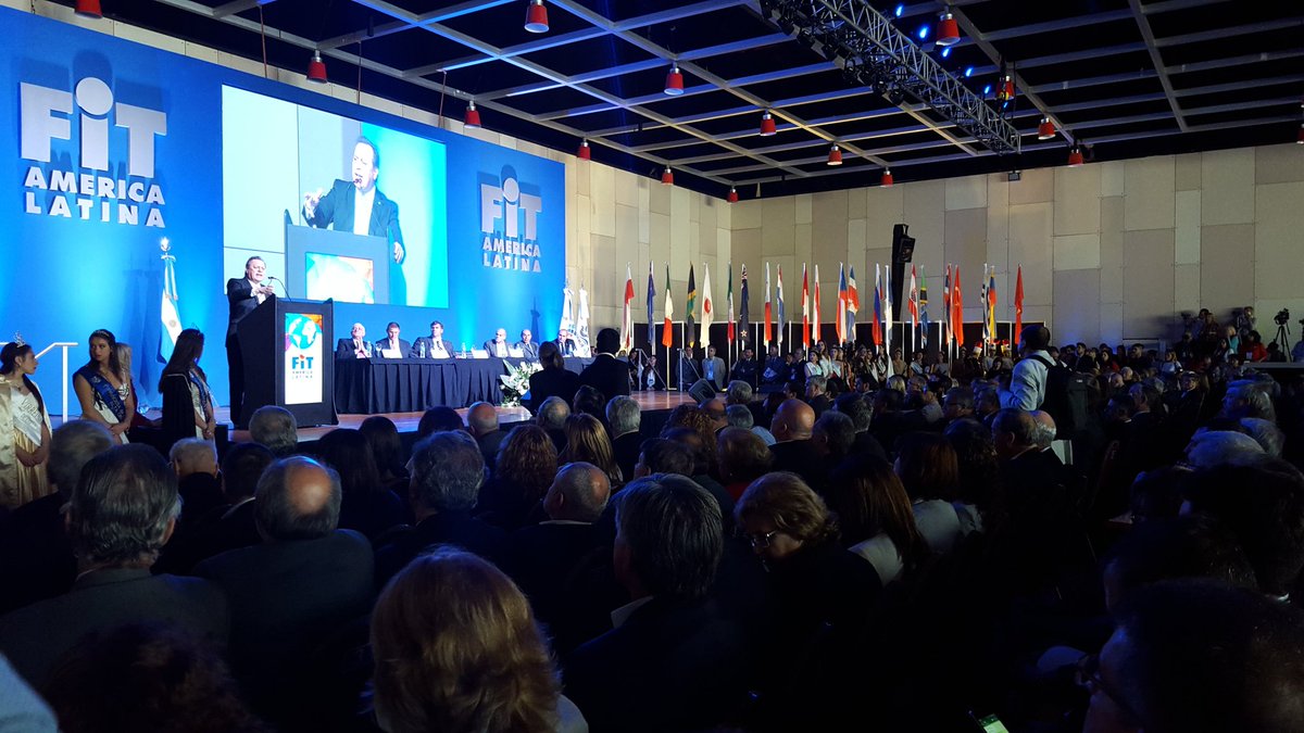 mensajeronline's tweet photo. El ministro Santos instó al sector a apostar a la energía renovable y a inundar los destinos de hospedajes. "La revolución que se viene es la revolución de los destinos turísticos argentinos", recalcó. #FIT2017 https://t.co/rcgTD0oUg6
