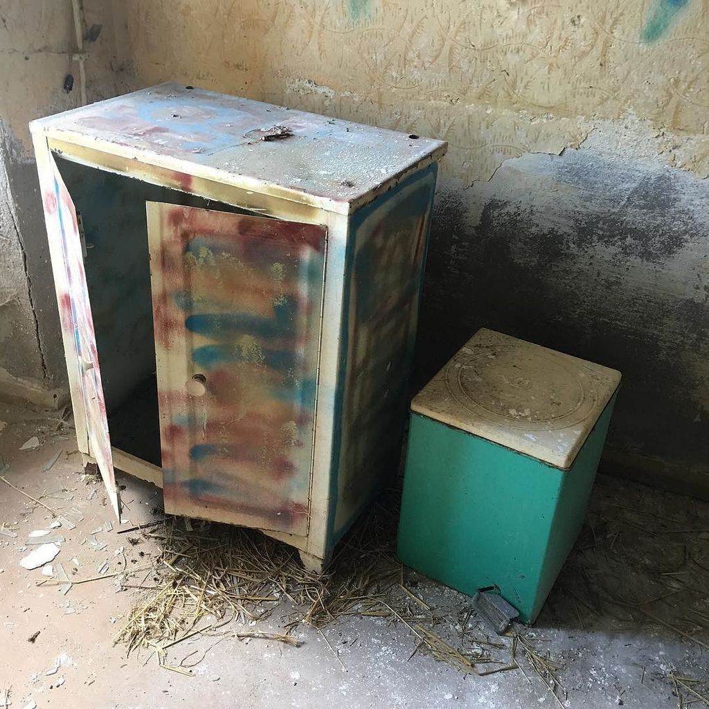 igordruzovic's tweet photo. #schlossvitzenburg #sachsen #querfurt #oldstorage #room #graffiti #graffitiart #art #abandonedplaces #abandoned #bibbiundtina #drehort https://t.co/1MQIAIXzjy
