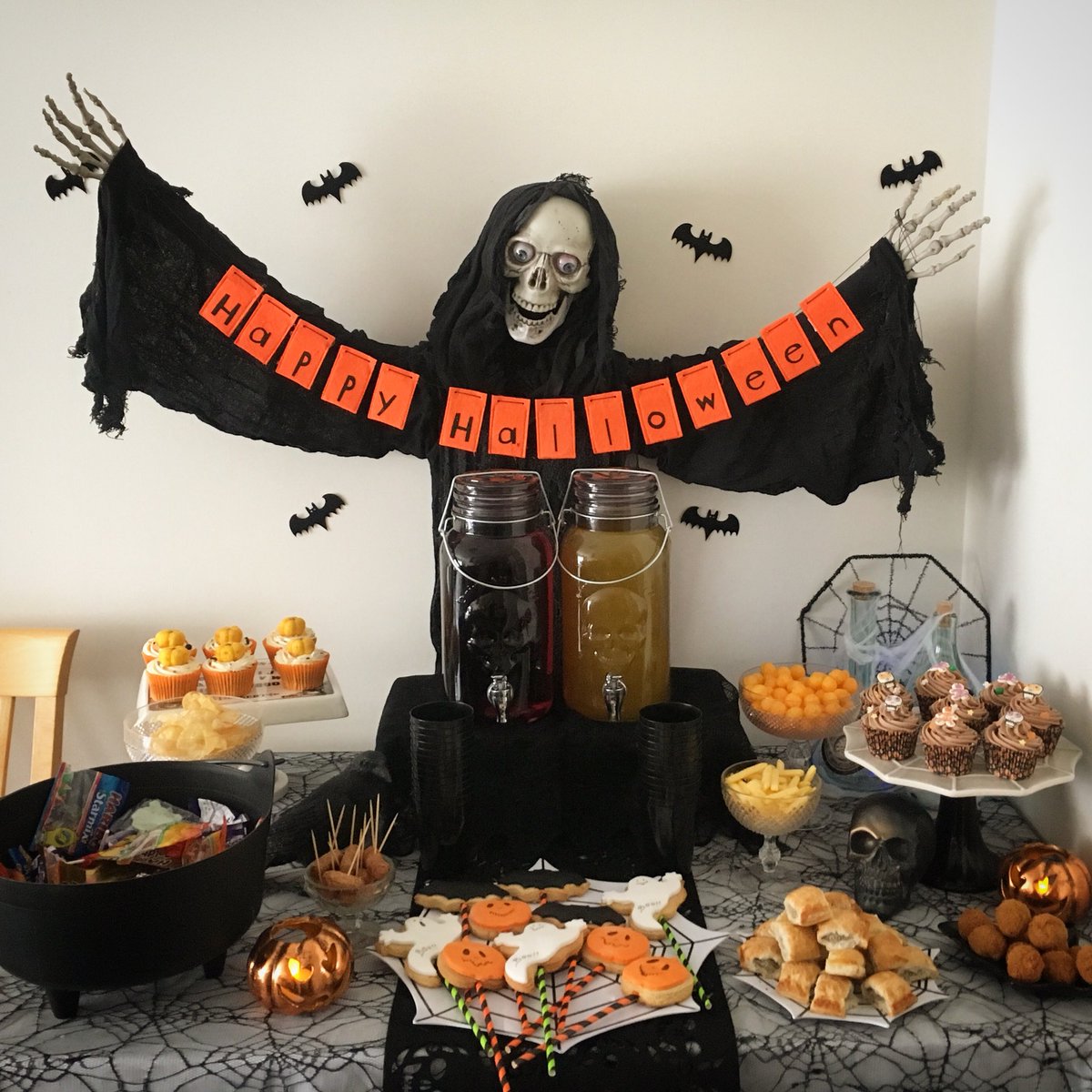 ThirzahSlater's tweet photo. Halloween pumpkin party day has been fun so far!! #pumpkinparty #halloweencupcakes @Cake_Angels #treattable #buffet #mrreaper #munchkin https://t.co/OuVuTOpuUs