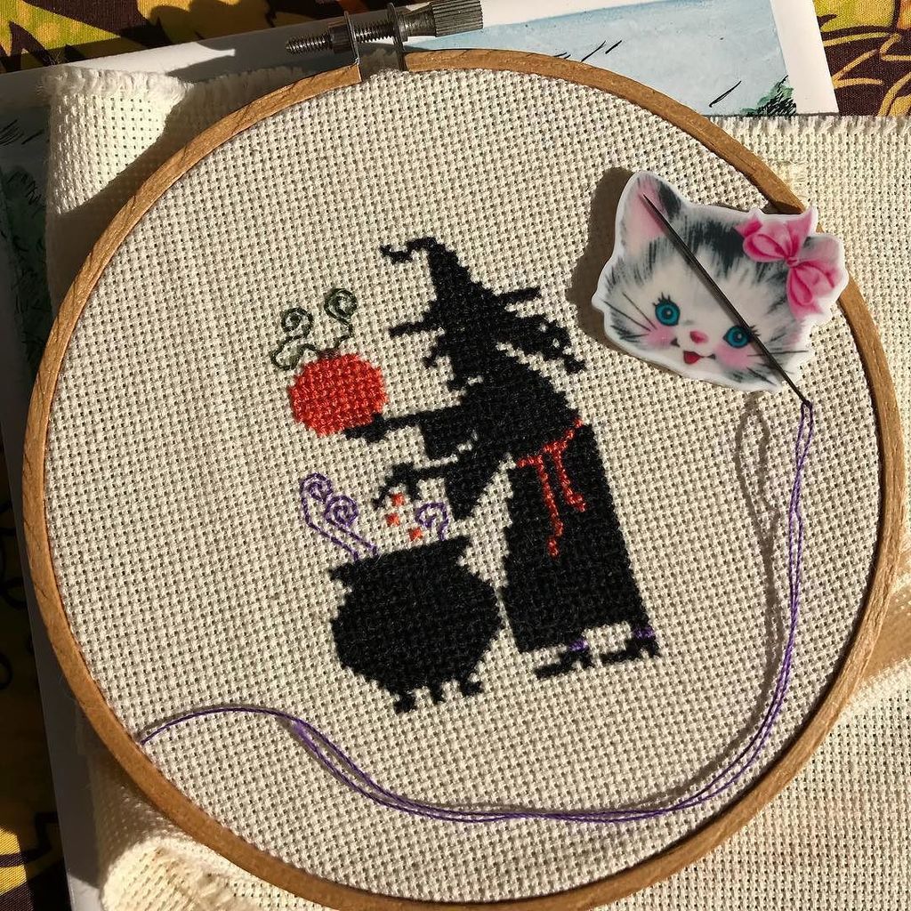 holycrow's tweet photo. #practicesafehex #wip #witch #crossstitch #pumpkinspice https://t.co/keytpqcMjK https://t.co/RYV1NNmjur