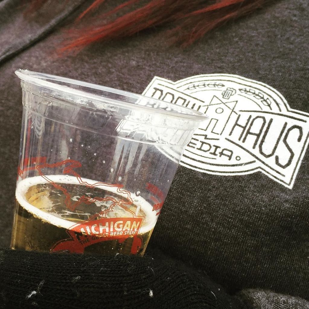 BrewhausMedia's tweet photo. The cold isn’t stopping us from enjoying the @mibrewers Detroit Fall Beer Fest. #dfbf17 https://t.co/GNLUwyIIfh