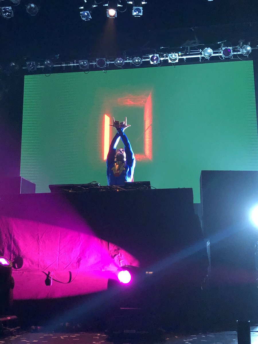 IzzyCakez's tweet photo. Thank you @LaidbackLuke for the birthday present and for putting on an amazing show last night!! 😍🎂🎁😭
It was great seeing you again! ✨ https://t.co/KKR1I9yISl