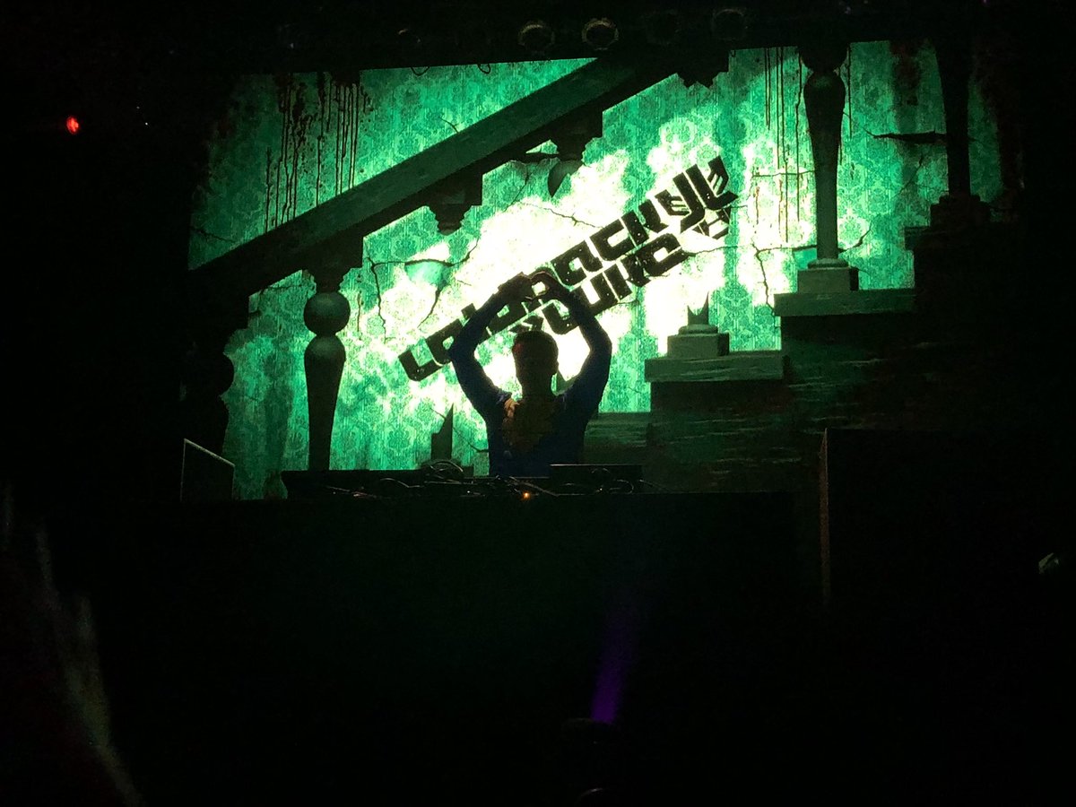 IzzyCakez's tweet photo. Thank you @LaidbackLuke for the birthday present and for putting on an amazing show last night!! 😍🎂🎁😭
It was great seeing you again! ✨ https://t.co/KKR1I9yISl