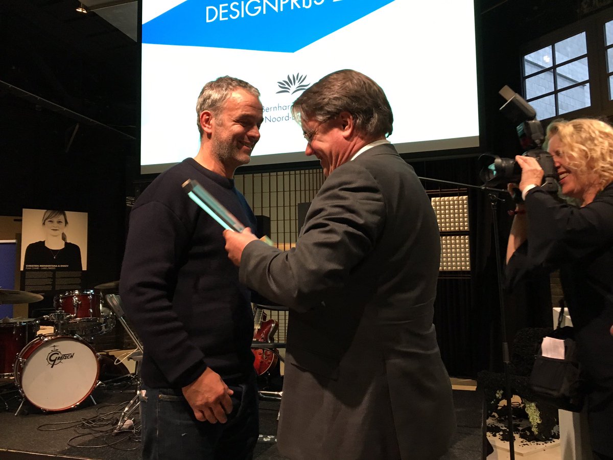 VerilyK's tweet photo. @CdKBrabant drukt @pietheineek het zwaard #designprijs @CultuurfondsNB stevig op het hart. Zeer verdiende winnaar! @dutchdesignweek https://t.co/Bl6TmJp3DE