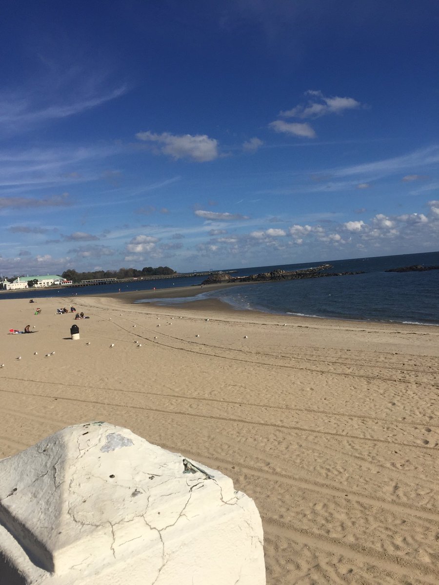 irina_lutinger's tweet photo. #Alee #courtneydauwalter #gracesu Beautiful day at Rye Beach. Peace under the sun and gorgeous water front. π https://t.co/z3pNIHtGyx