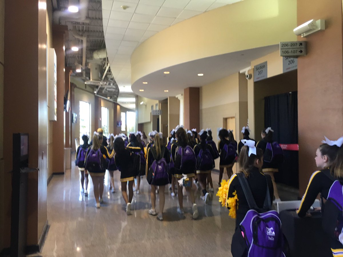 KHMcDaniel's tweet image. #performanceday #DCMSCHEER #Letsdothisgirls #RockthatMat